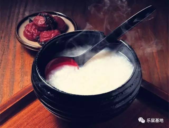 尽管经历了千百年，但你依然不能抵挡砂锅的醇香诱惑