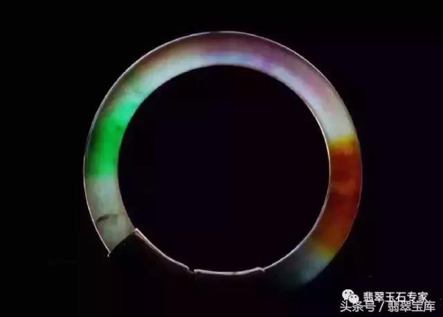 清代玻璃种五彩“翡翠”手镯现世，卖一个亿你说过不过分？