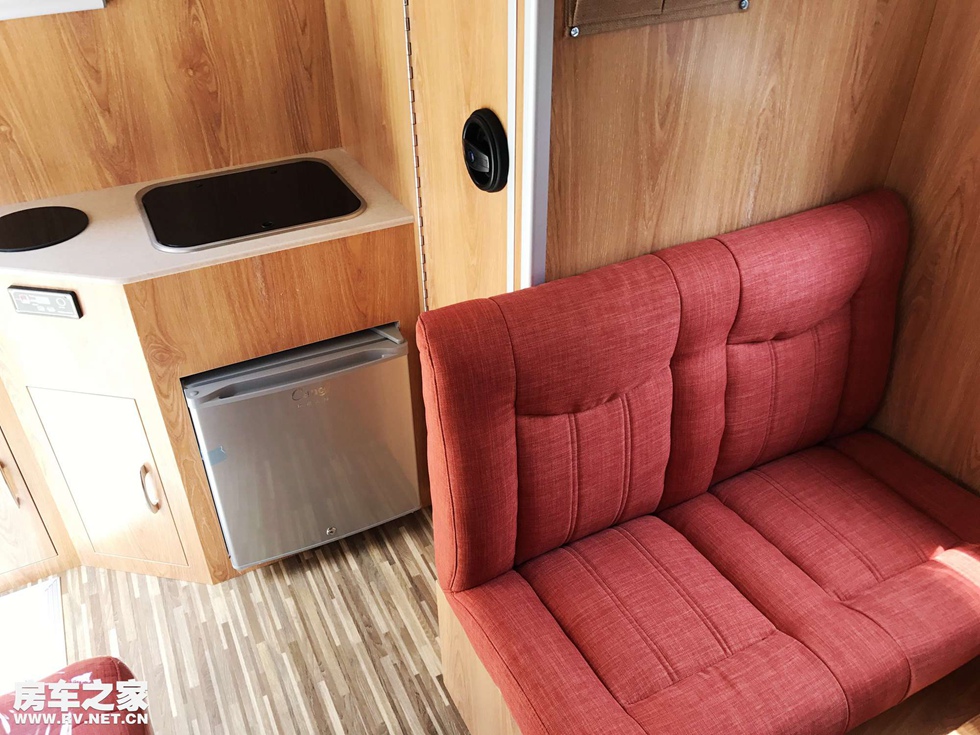 爱旅途大通t60四驱皮卡房车,新大通t60皮卡房车