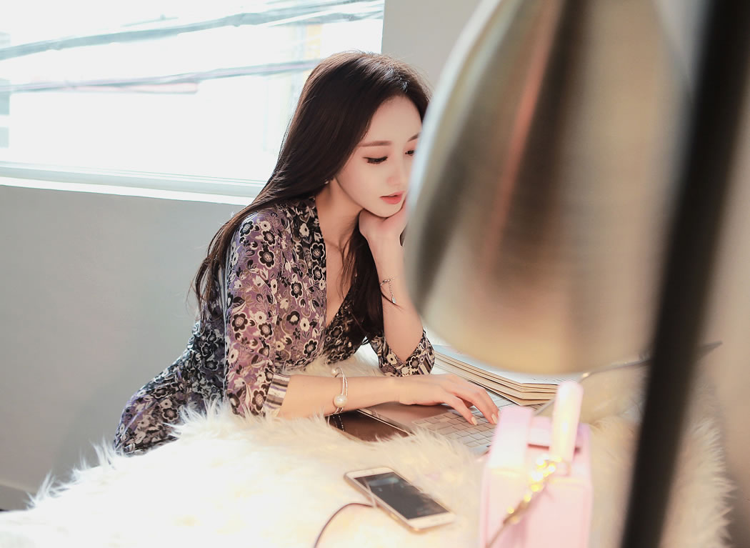 孙允珠青蓝碧波斜肩优雅礼裙鉴赏,孙允珠鹅黄淡雅轻纱微透百褶裙