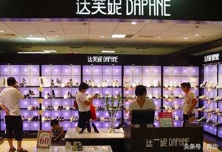 百货商场的一楼，是与世隔绝的时尚炼狱，你见到的都是这样！