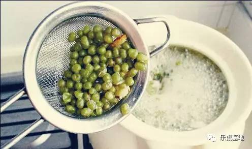 尽管经历了千百年，但你依然不能抵挡砂锅的醇香诱惑