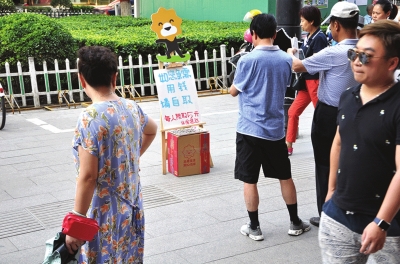 兰州街头出现“硬币自取箱”活动一天硬币基本没减少