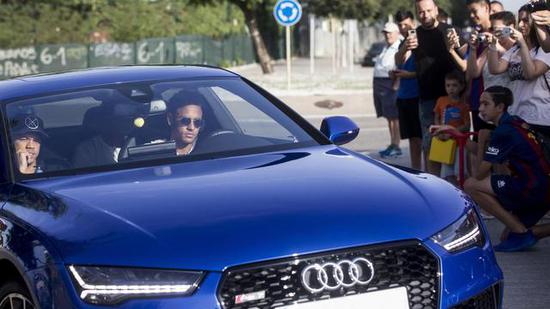 内马尔身价一年跌3000万欧元,内马尔身价能买两个c罗