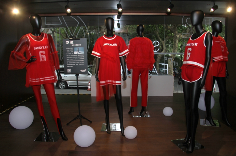 时尚与运动的跨界融合，“设计师眼中的球衣展”上海开幕