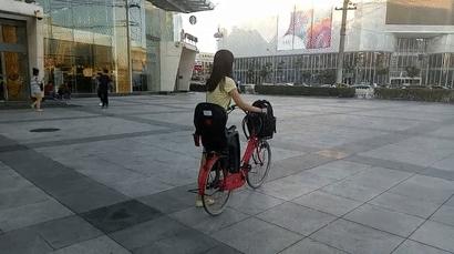 骑自行车时，蹬车、捏闸、响铃用英文怎么说？