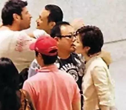 看到这样受排挤的关之琳，才知道行走江湖真的不能只能靠美貌！