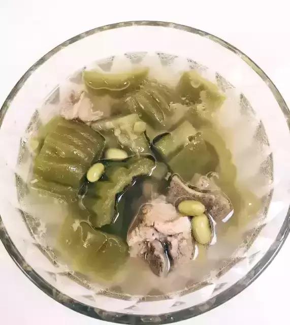夏天多吃苦瓜瘦肉汤,苦瓜排骨汤家常做法不放黄豆