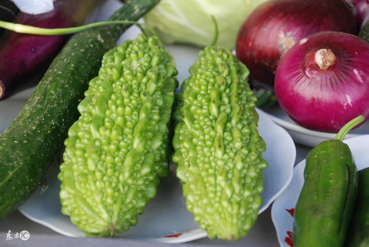 夏天多吃苦瓜瘦肉汤,苦瓜排骨汤家常做法不放黄豆