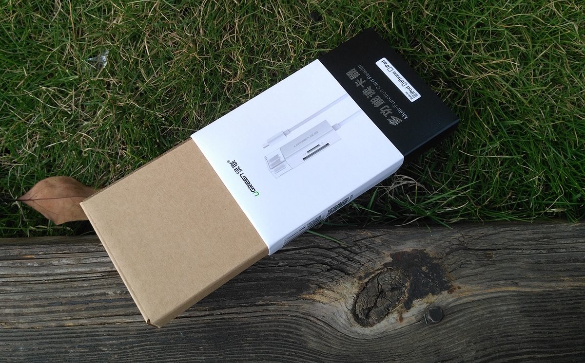 这款手机读卡器很有特色，标配了Lightning闪电接头