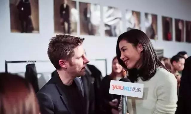 大嘴短发被讽“怪物”，如今逆袭时尚圈第一宠儿