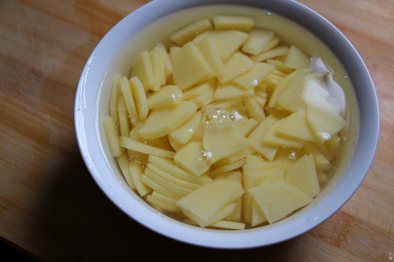 土豆片怎么炒好吃又辣小学生,超下饭的炒土豆片