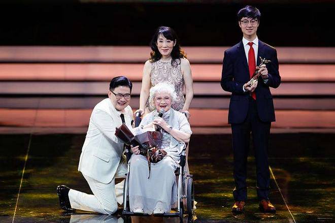 她是绝代美人，从影40余年演绎50多个形象，一生却只爱一个人