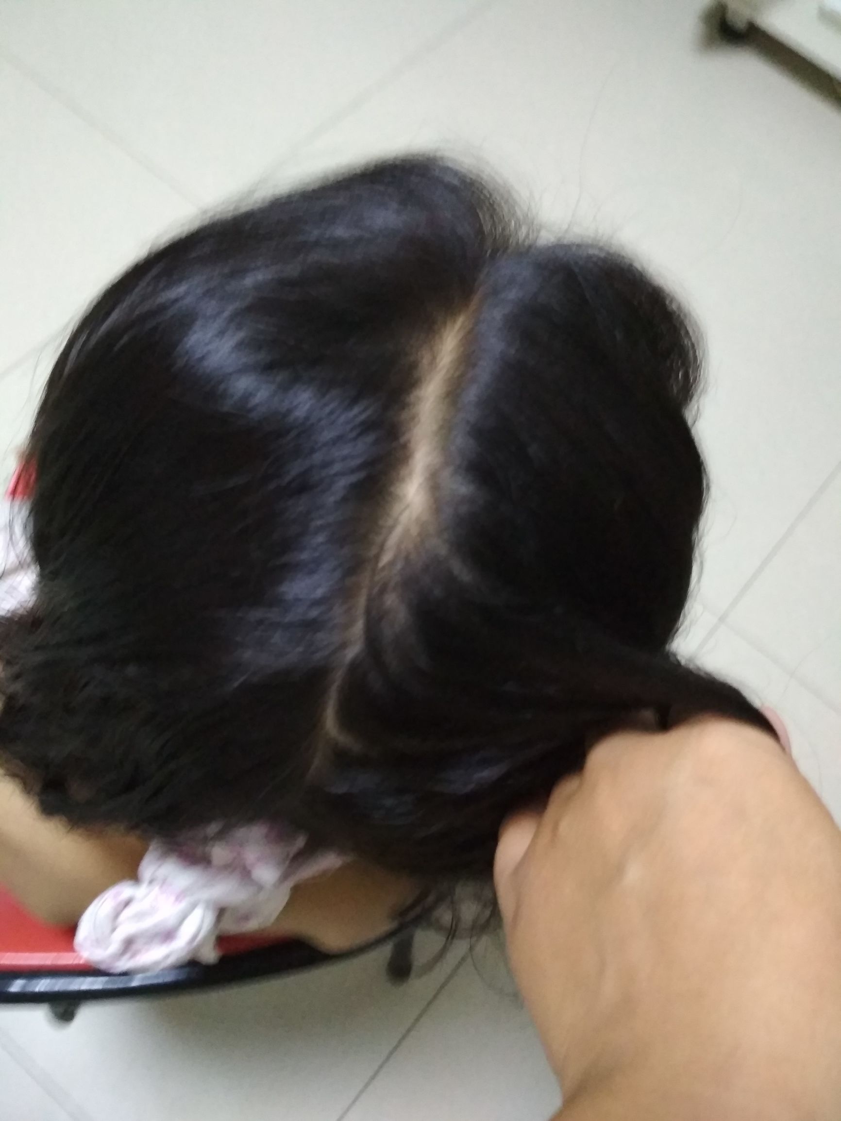 有刘海的宝宝合适编什么发型,小孩高额头刘海怎么扎起来好看