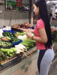 舔第二碗时，丈母娘拉我的手说：放这儿吧！等下我来洗