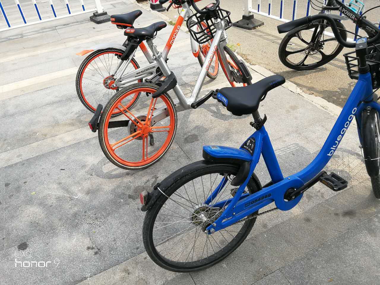 荣耀v9和荣耀9的性能有什么区别,荣耀9和荣耀v9哪个好值得买