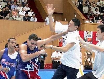 中国男篮打架五人组，朱芳雨用拳头捍卫主权，李楠跳起来就是打！