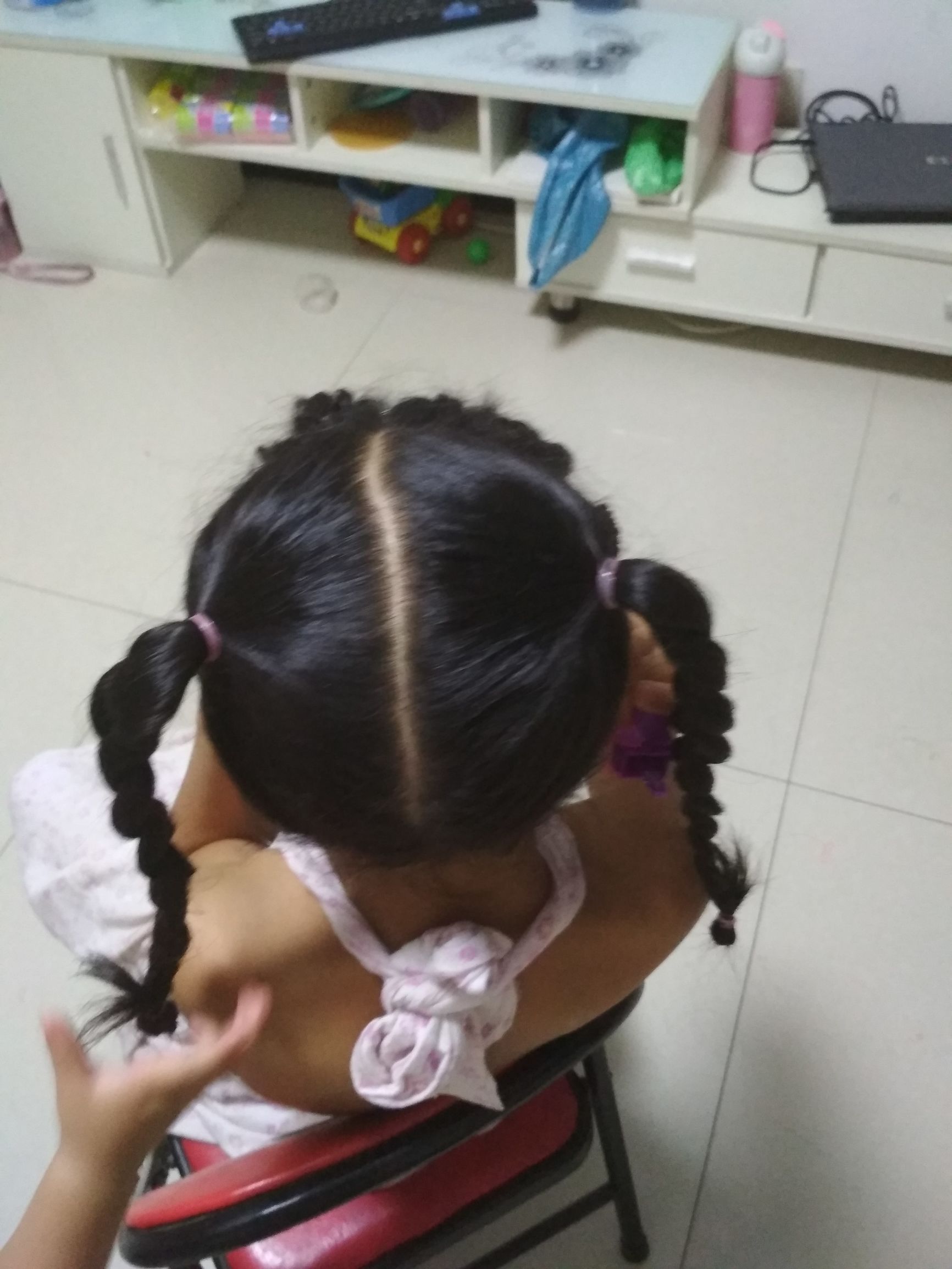 有刘海的宝宝合适编什么发型,小孩高额头刘海怎么扎起来好看