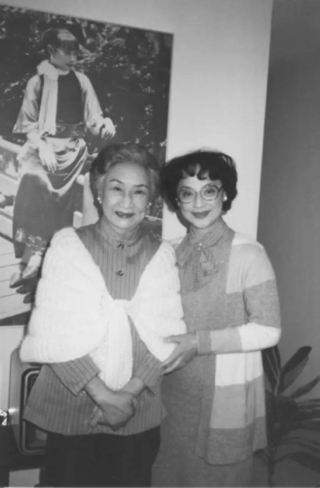 她是绝代美人，从影40余年演绎50多个形象，一生却只爱一个人