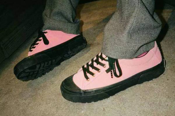 秋天入手这双高端休闲鞋无敌百搭,初秋必买的4双鞋穿10年都不过时