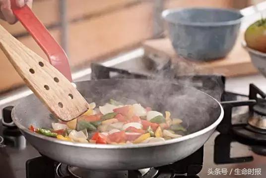 地板上的顽固污垢,地面污渍日常清洁