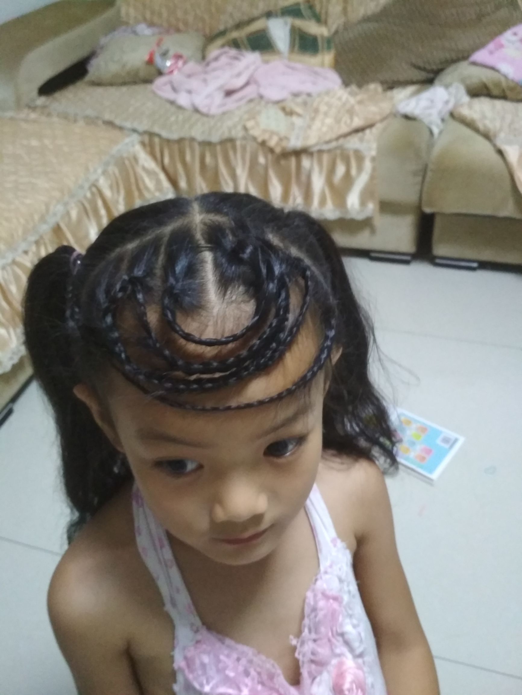 有刘海的宝宝合适编什么发型,小孩高额头刘海怎么扎起来好看