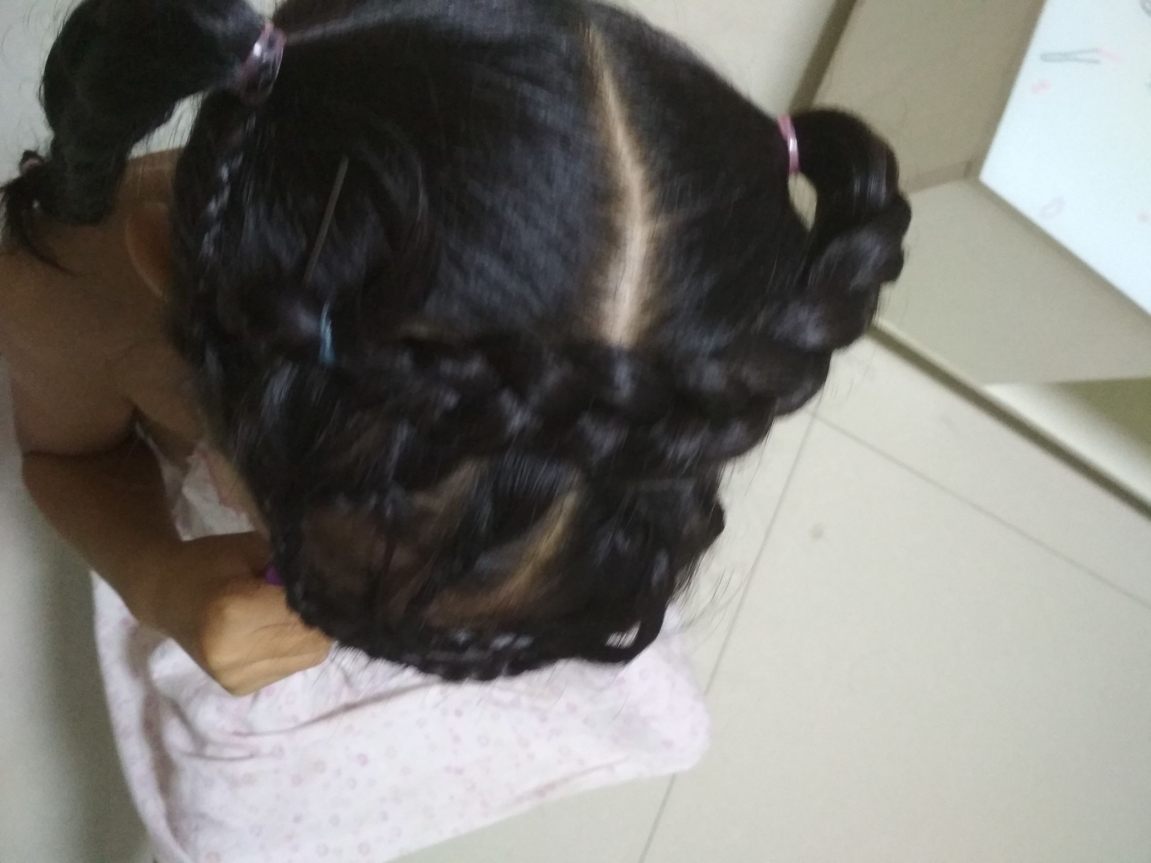 有刘海的宝宝合适编什么发型,小孩高额头刘海怎么扎起来好看