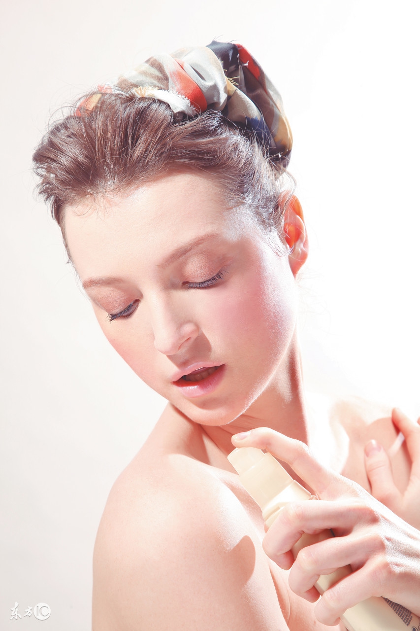 33岁女性突然长了些白发是为什么,女性三十多岁白头发越来越多