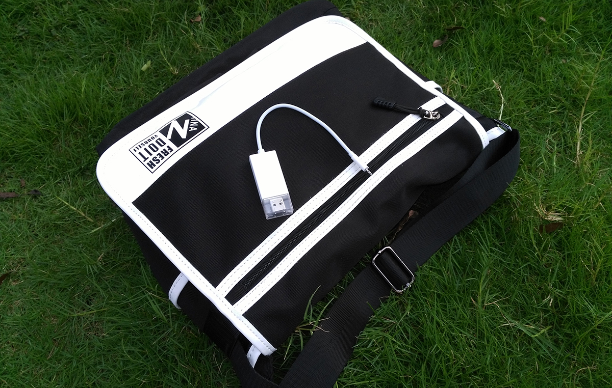 这款手机读卡器很有特色，标配了Lightning闪电接头