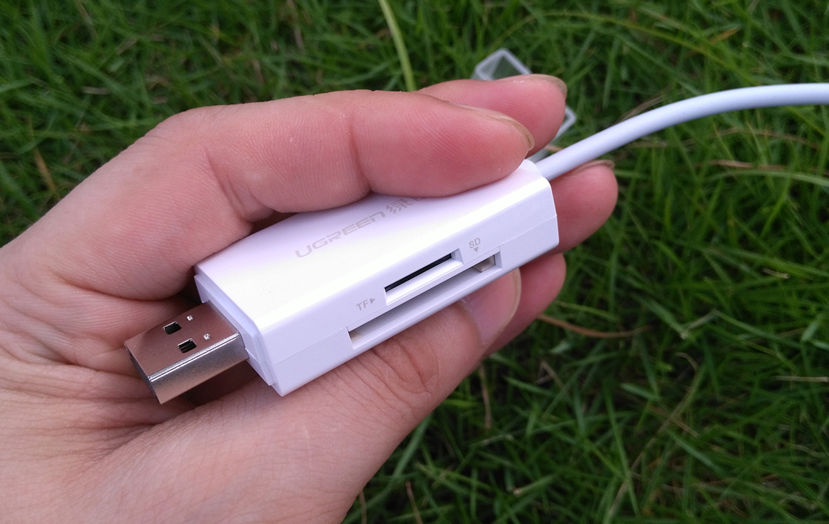 这款手机读卡器很有特色，标配了Lightning闪电接头