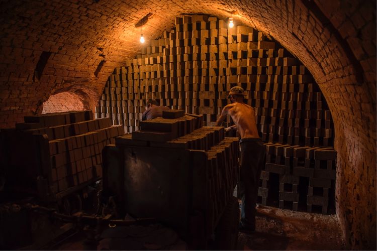 近距离了解砖窑厂烧制砖块的秘密