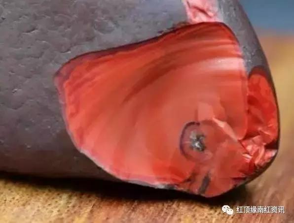 南红牛血红能盘包浆吗,南红柿子红手串会越戴越红吗