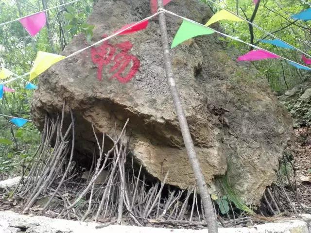 距京160公里，山水面积达5km²，双泉汇流誉为“十里画廊”