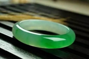 碎的翡翠手镯怎么再利用,摔碎的翡翠手镯怎么处理