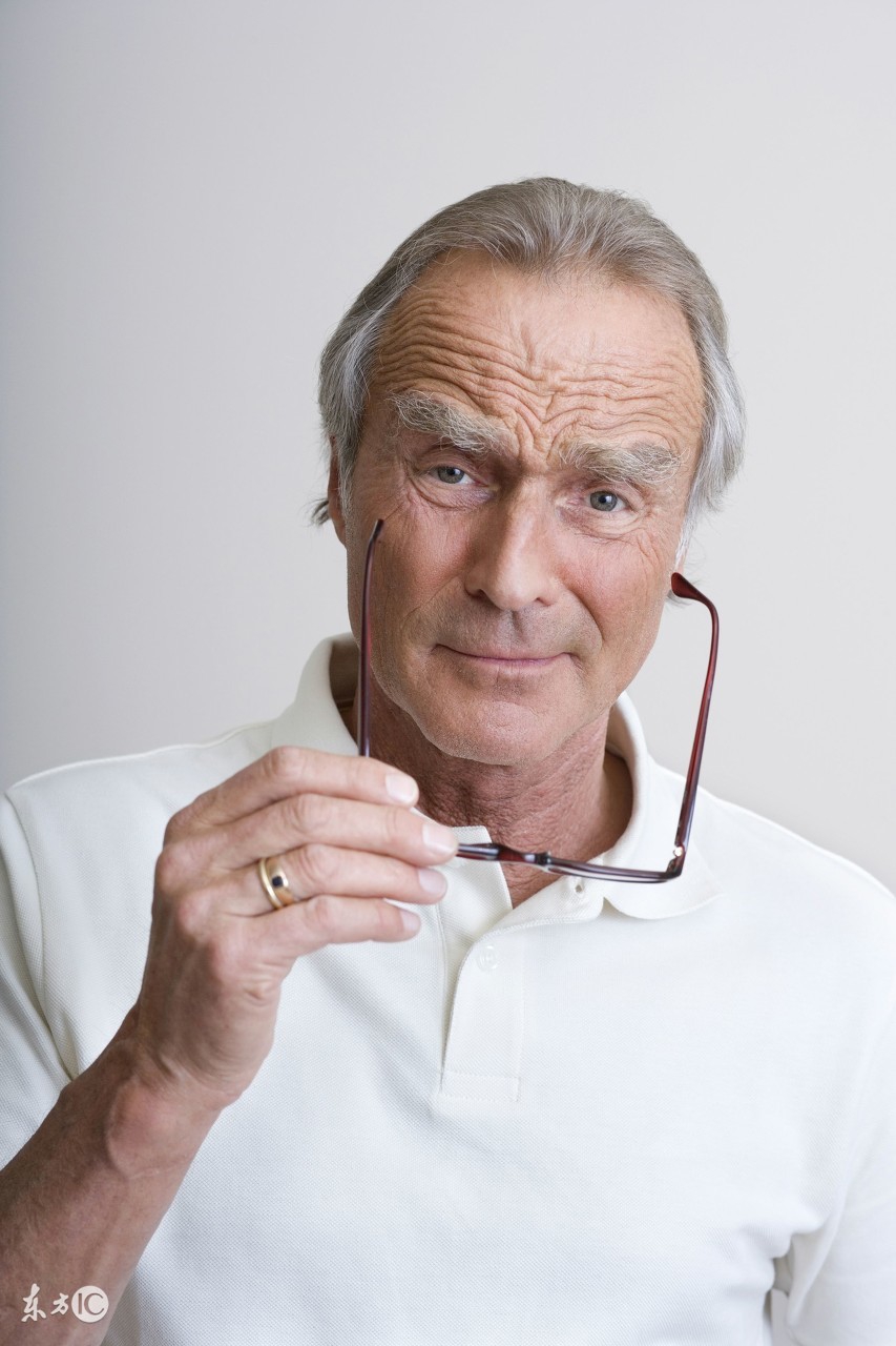 没有散光戴散光眼镜会导致散光么,老年人眼睛散光