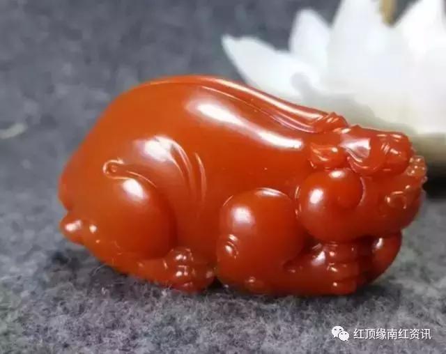 南红牛血红能盘包浆吗,南红柿子红手串会越戴越红吗