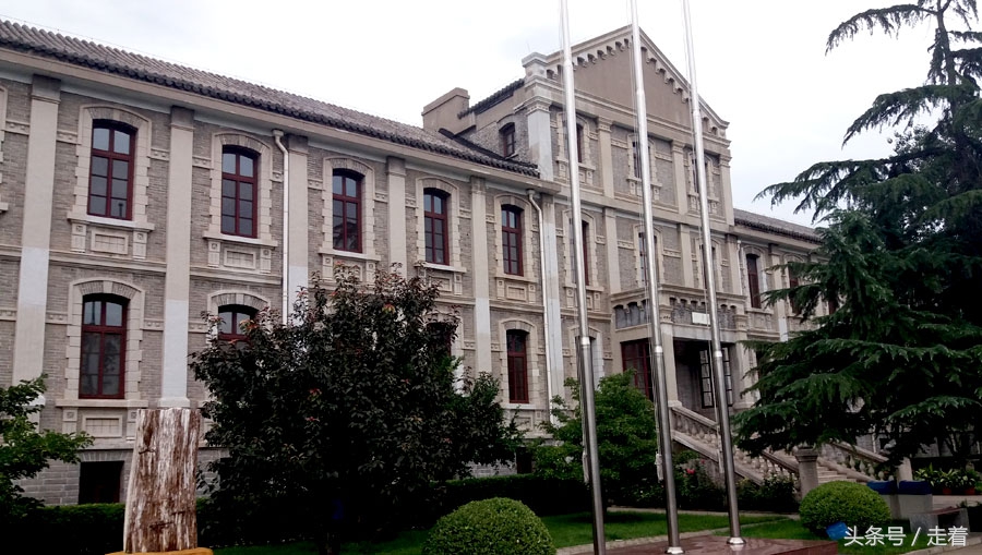 北京有个北海中学，今天归了四中，昨天也曾是有故事的地方