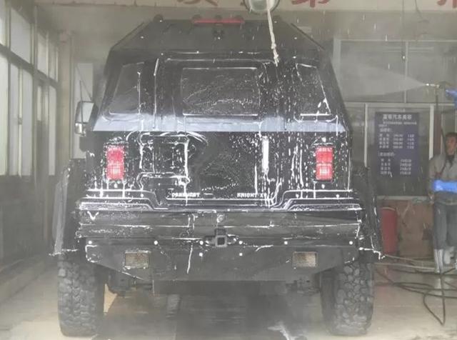 1500万骑士十五世去洗车，洗车员工直摇头：装甲车我们洗不了