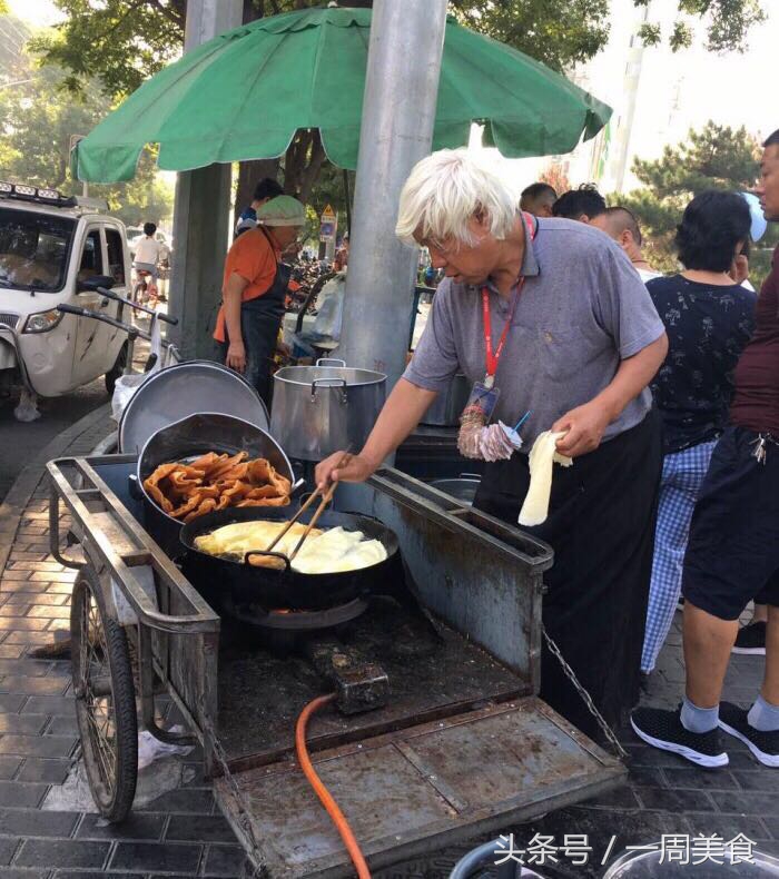 小煎饼珠光白,第一美食之白毛煎饼视频