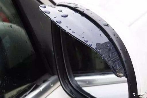 雨天汽车玻璃刮了模糊怎么处理,雨天开车车窗视线模糊怎么处理
