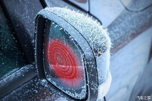 雨天汽车玻璃刮了模糊怎么处理,雨天开车车窗视线模糊怎么处理