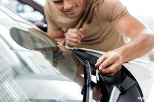 雨天汽车玻璃刮了模糊怎么处理,雨天开车车窗视线模糊怎么处理