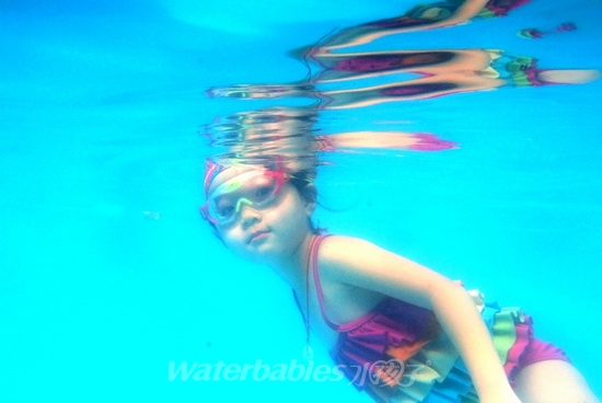 婴儿在泳池游泳,游泳池水温多少合适孩子