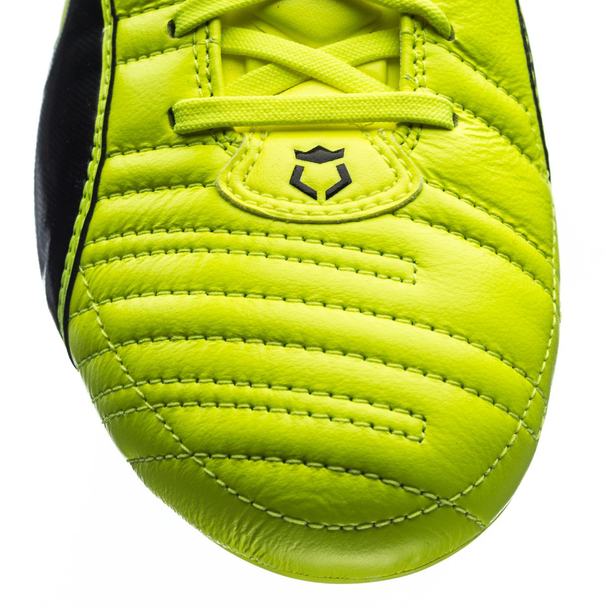 踢球必看小技巧,足球初学者选用哪种足球鞋较好