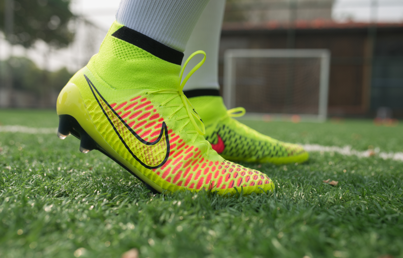 足球鞋高颜值脚感好,哈登潮足球鞋