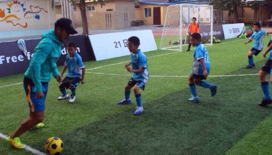 他曾一脚踢飞辽小虎，痛斥足协以不进国足为荣，36复出钱归慈善