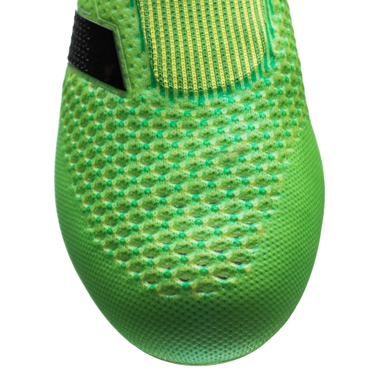 踢球必看小技巧,足球初学者选用哪种足球鞋较好