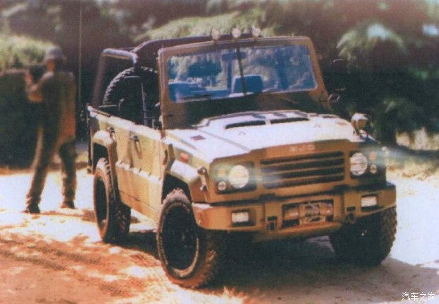 北汽军用勇士视频,国产伞兵突击车越野视频