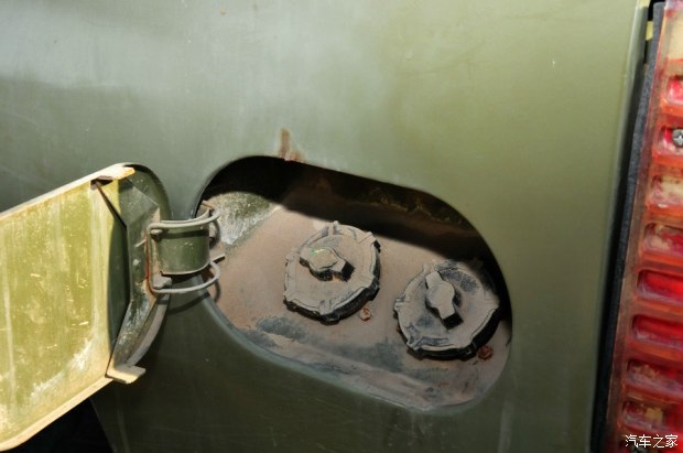 北汽军用勇士视频,国产伞兵突击车越野视频