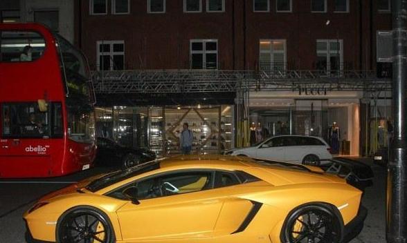 如此任性？阿拉伯富豪​们空运座驾度假,运费每辆2万英镑而已